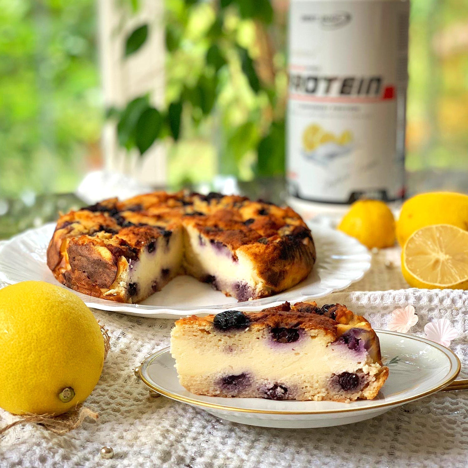 Zitronenkuchen mit Cheesecake-Schicht & Beeren