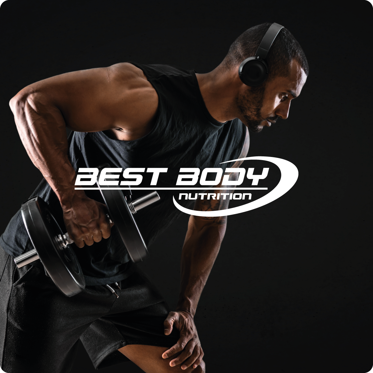 Muskulöser Mann mit Kopfhörern trainiert mit einer Kurzhantel, davor das weiße Logo von Best Body Nutrition auf schwarzem Hintergrund.