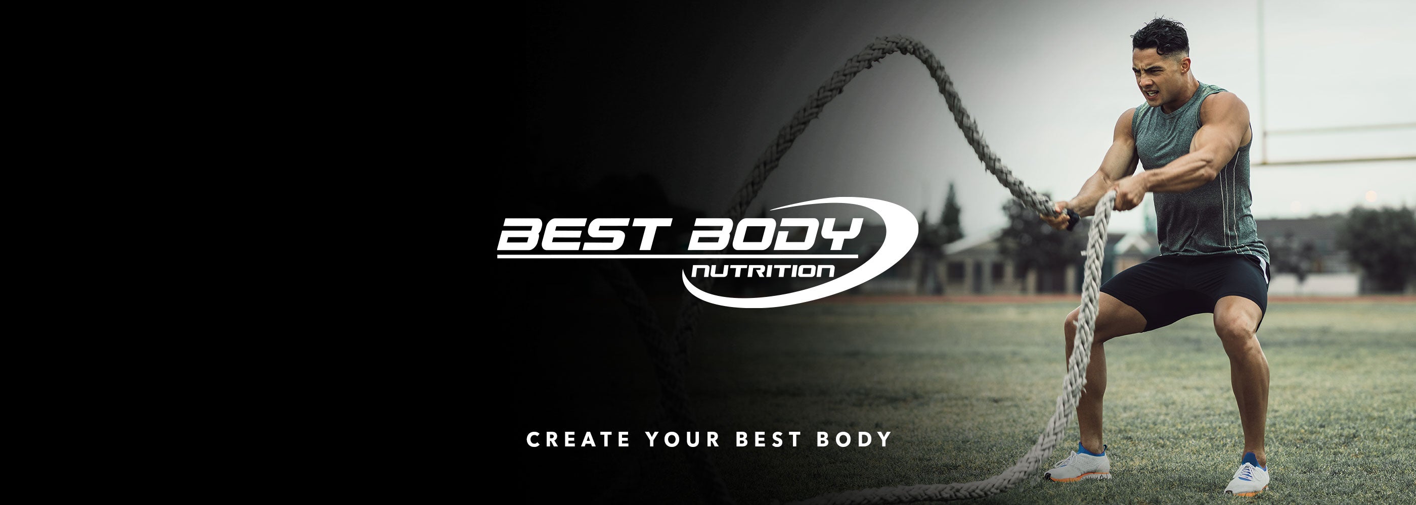 Sportler im grauen Shirt trainiert draußen mit schweren Battle Ropes, links das weiße Best Body Nutrition Logo und der Schriftzug ‚Create Your Best Body‘.